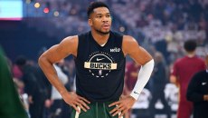 «Παρών» στο Elimination Chamber ο Αντετοκούνμπο (vid)