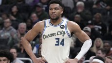 Εκνευρίστηκε ο Αντετοκούνμπο μετά την ήττα των Μπακς: Πέταξε την μπάλα και τιμωρήθηκε με τεχνική ποινή