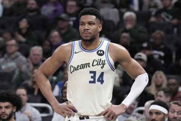 Εκνευρίστηκε ο Αντετοκούνμπο μετά την ήττα των Μπακς: Πέταξε την μπάλα και τιμωρήθηκε με τεχνική ποινή