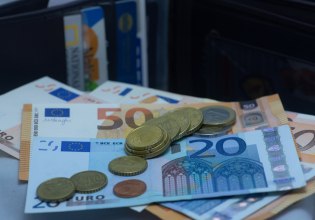 Αντιπολιτευτικά πυρά για την ακρίβεια και την «ανεπαρκή» αύξηση του κατώτατου μισθού