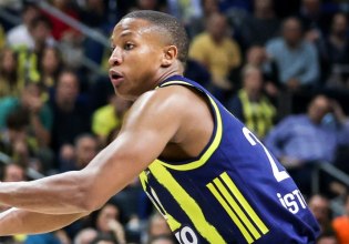 Η Αρμάνι Μιλάνο συμφώνησε με τον Χολ – Ψάχνεται και για Πίτερς