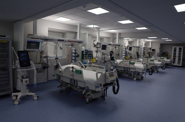 Καταγγελίες για τη λειτουργία της γραμμής 1566 – Όλα καλώς καμωμένα για τον Γεωργιάδη