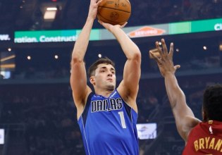 Ιστορική βραδιά: Ο Πουλακίδας πέτυχε τους πρώτους πόντους στο NBA (vid)