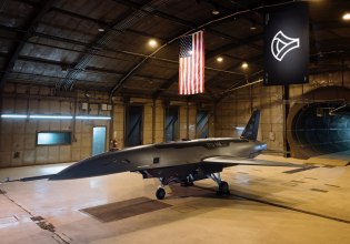 Anduril Fury: Οι ΗΠΑ ξεκινούν την παραγωγή μαχητικού drone που θα μεταφέρει πυραύλους