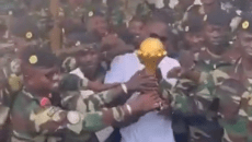 Μυθικές καταστάσεις: Ο προπονητής της Σενεγάλης πήγε σε… στρατιωτική βάση το τρόπαιο του Κόπα Άφρικα (vid)