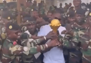 Μυθικές καταστάσεις: Ο προπονητής της Σενεγάλης πήγε σε… στρατιωτική βάση το τρόπαιο του Κόπα Άφρικα (vid)