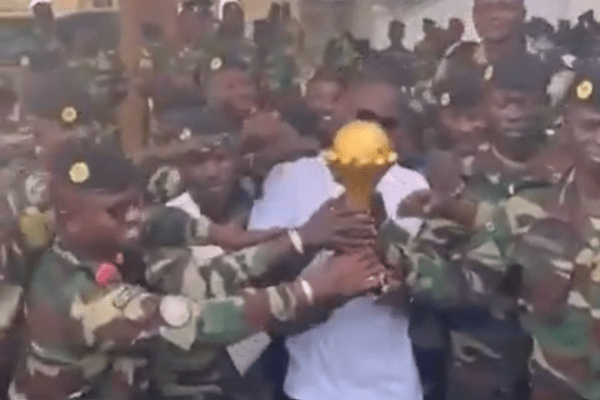 Μυθικές καταστάσεις: Ο προπονητής της Σενεγάλης πήγε σε… στρατιωτική βάση το τρόπαιο του Κόπα Άφρικα (vid)