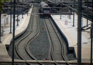 Τέμπη: Με την παρουσία συγγενών θυμάτων αλλά χωρίς το Δημόσιο, η δίκη για τη μη υλοποίηση της σύμβασης 717