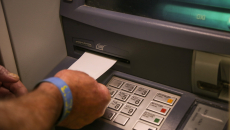 Τραπεζικές χρεώσεις: Αυτά είναι τα «πακέτα» στους λογαριασμούς για συναλλαγές