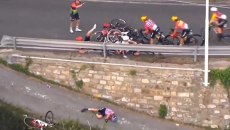 Απίστευτη «καραμπόλα» σε αγώνα ποδηλασίας και σοκαριστική πτώση με το κεφάλι – Στο νοσοκομείο μία αθλήτρια (vid)