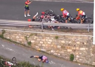 Απίστευτη «καραμπόλα» σε αγώνα ποδηλασίας και σοκαριστική πτώση με το κεφάλι – Στο νοσοκομείο μία αθλήτρια (vid)