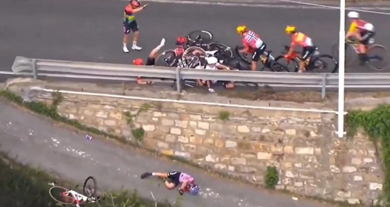 Απίστευτη «καραμπόλα» σε αγώνα ποδηλασίας και σοκαριστική πτώση με το κεφάλι – Στο νοσοκομείο μία αθλήτρια (vid)