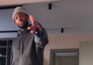 «Θα μείνει έξω για λίγο» – Ο Γκραντ φοράει ειδικό νάρθηκα στο αριστερό χέρι