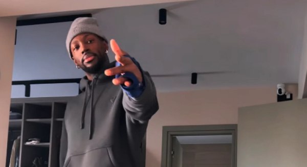 «Θα μείνει έξω για λίγο» – Ο Γκραντ φοράει ειδικό νάρθηκα στο αριστερό χέρι