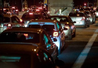 Εκτροπή φορτηγού στην εθνική οδό – Καθυστερήσεις στο ύψος των Οινοφύτων