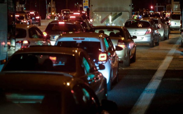 Εκτροπή φορτηγού στην εθνική οδό – Καθυστερήσεις στο ύψος των Οινοφύτων