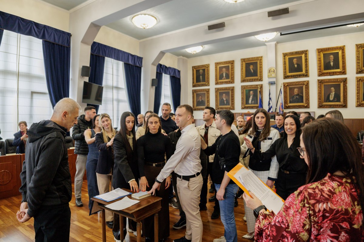 Ο Δήμαρχος Πειραιά Γιάννης Μώραλης όρκισε 30 νέους δημοτικούς αστυνομικούς