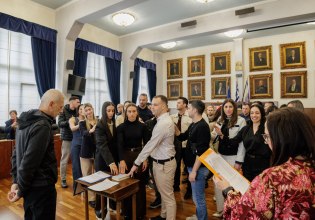 Ο Δήμαρχος Πειραιά Γιάννης Μώραλης όρκισε 30 νέους δημοτικούς αστυνομικούς