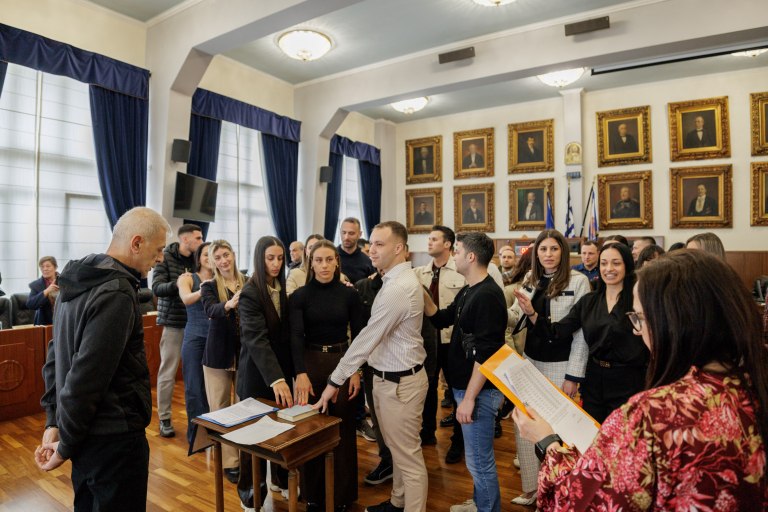 Ο Δήμαρχος Πειραιά Γιάννης Μώραλης όρκισε 30 νέους δημοτικούς αστυνομικούς