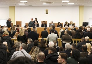 Κόντρα σε συγγενείς και επιζήσαντες ο Φλωρίδης υπερασπίζεται την αίθουσα της δίκης των Τεμπών