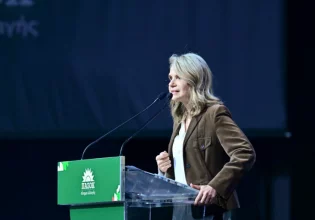 Κόντρα Σδούκου-Αποστολάκη για τους «πελάτες» της Δεξιάς: «Εποχές γερμανοτσολιάδων» – «Πανικόβλητη κυβερνητική προπαγάνδα»