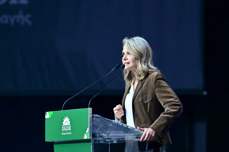 Κόντρα Σδούκου-Αποστολάκη για τους «πελάτες» της Δεξιάς: «Εποχές γερμανοτσολιάδων» – «Πανικόβλητη κυβερνητική προπαγάνδα»