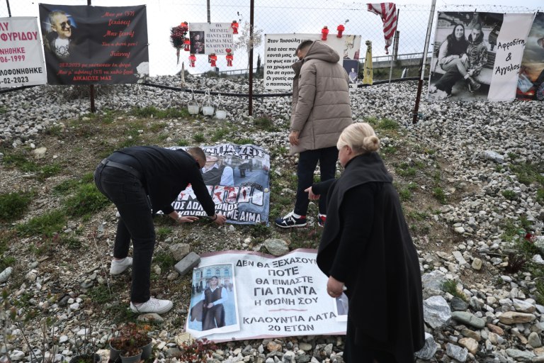 Τέμπη: «Όσο αναπνέω θα παλεύω για να μπουν φυλακή όσοι φταίνε» – Συγκλονίζει η Άλμα Λάτα που έχασε την κόρη της