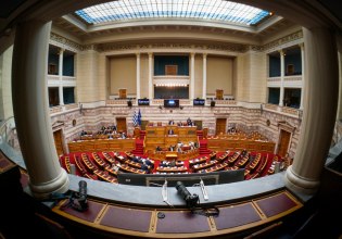 Βουλή: Εγκρίθηκε η επιστολική ψήφος των αποδήμων με 201 «ναι»