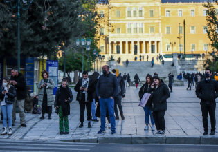 Η κοινωνία διαψεύδει το αφήγημα ευημερίας της ΝΔ, λέει το ΠΑΣΟΚ – «Η οικονομία είναι ευάλωτη»