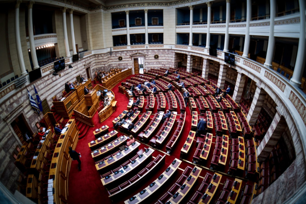 Μετά το Πάσχα η συζήτηση στη Βουλή για το κράτος δικαίου – Τι είπαν Μητσοτάκης-Κακλαμάνης για την προ ημερησίας