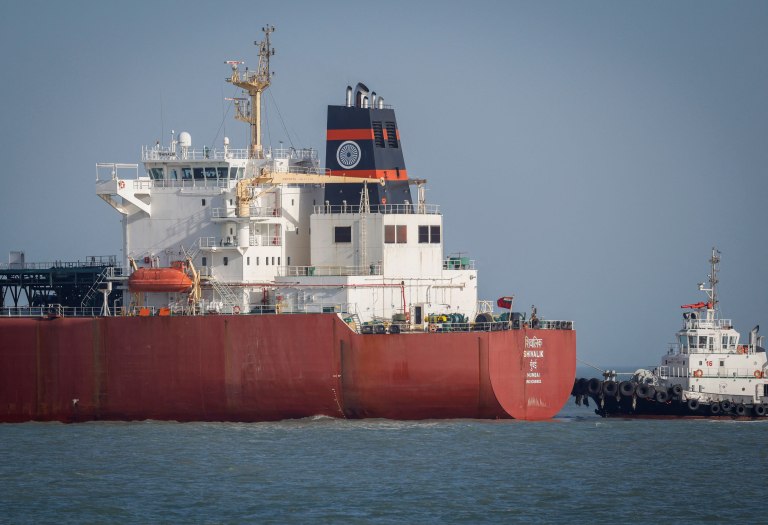 Πετρελαιοφόρα αρχίζουν με μικρή ροή να διασχίζουν τα Στενά του Ορμούζ, λέει ο Λευκός Οίκος