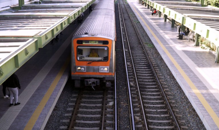 Επίθεση με πέτρες σε συρμό του Ηλεκτρικού στον σταθμό «Περισσός» – Τραυματίστηκε ένας επιβάτης