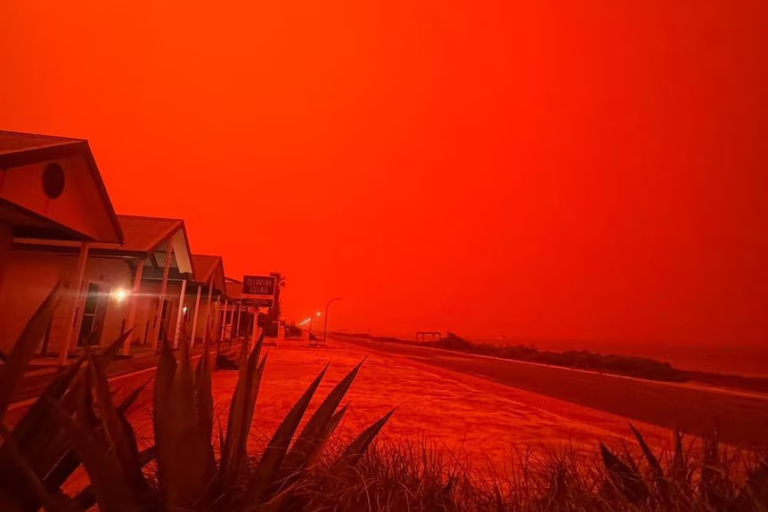 Πώς ένας τροπικός κυκλώνας έκανε τον ουρανό της Αυστραλίας να μοιάζει με τον Άρη (εικόνες)