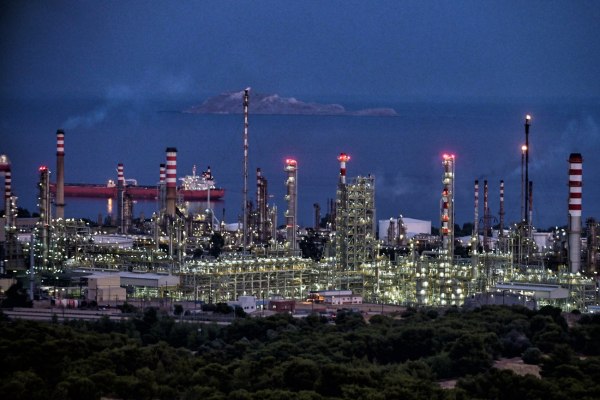«Δεν υπάρχει πρόβλημα» εφοδιασμού με καύσιμα στα ελληνικά διυλιστήρια