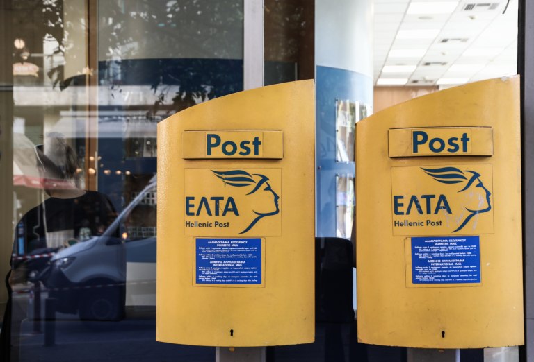 Ένοπλη ληστεία με καλάσνικοφ στα ΕΛΤΑ Λουτρακίου – Λεία άνω των 30.000 ευρώ