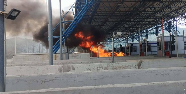 Φωτιά σε αυτοκίνητο στα διόδια της Τραγάνας – Κάηκε ολοσχερώς