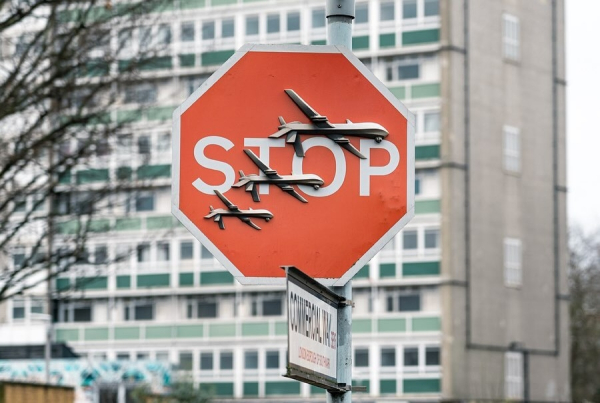 Και γιατί να μάθουμε ποιος είναι ο Banksy;