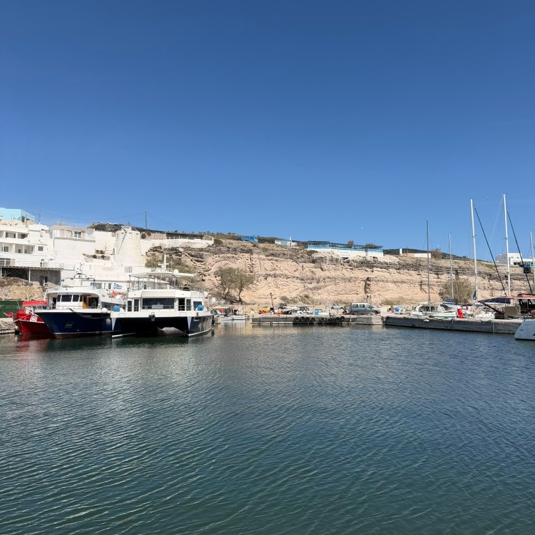 Σαντορίνη: Αγιασμός για την έναρξη υλοποίησης του έργου «Θαλάσσια Πύλη Διαφυγής στο Λιμανάκι της Βλυχάδας»