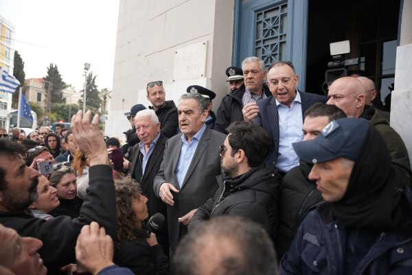 Μυτιλήνη: «Φυγάδευσαν» τον Κέλλα – Σε δίωρη «πολιορκία» από οργισμένους κτηνοτρόφους