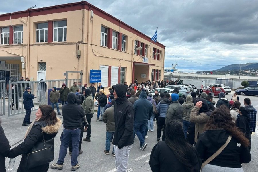 Λέσβος: Κτηνοτρόφοι απέκλεισαν το λιμάνι της Μυτιλήνης