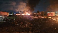 Φωτιά σε μπάζα και σκουπίδια δίπλα σε καταυλισμό στον Ασπρόπυργο