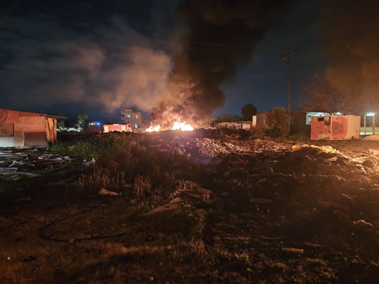 Φωτιά σε μπάζα και σκουπίδια δίπλα σε καταυλισμό στον Ασπρόπυργο