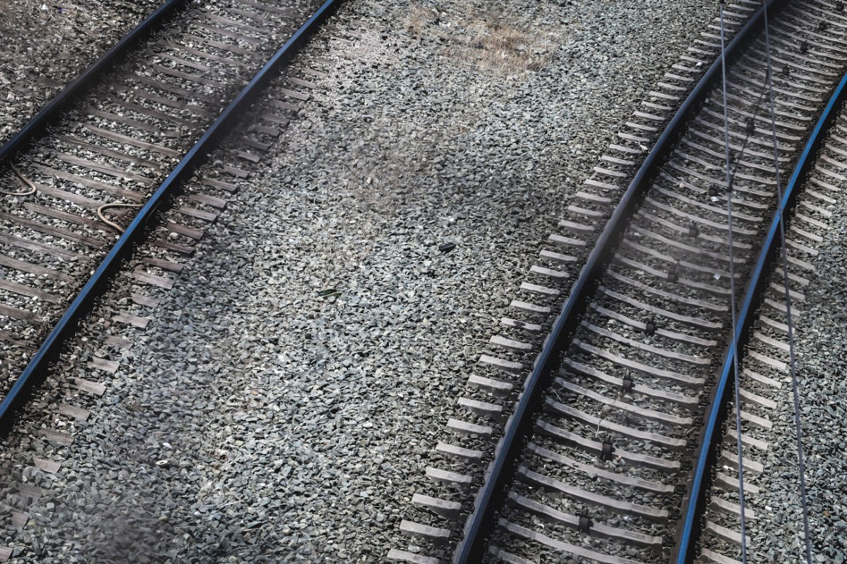 Τέμπη: Ένας βωμός δίπλα στις γραμμές – Στο «σημείο μηδέν» λίγο πριν τη δίκη