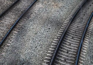 Τέμπη: Ένας βωμός δίπλα στις γραμμές – Στο «σημείο μηδέν» λίγο πριν τη δίκη