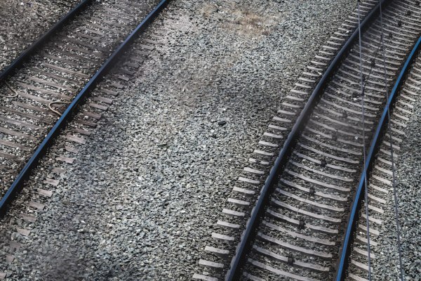 Τέμπη: Ένας βωμός δίπλα στις γραμμές – Στο «σημείο μηδέν» λίγο πριν τη δίκη