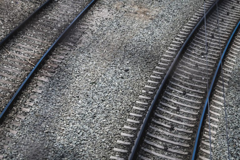 Τέμπη: Ένας βωμός δίπλα στις γραμμές – Στο «σημείο μηδέν» λίγο πριν τη δίκη