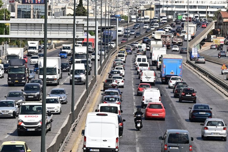 Κίνηση στους δρόμους: Κυκλοφοριακό χάος στον Κηφισό και μεγάλες καθυστερήσεις στην Αττική Οδό