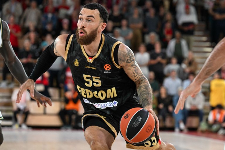 Συνεχίζεται η γκρίνια στη Μονακό: Ένταση ανάμεσα σε Τζέιμς και Οκόμπο (vid)