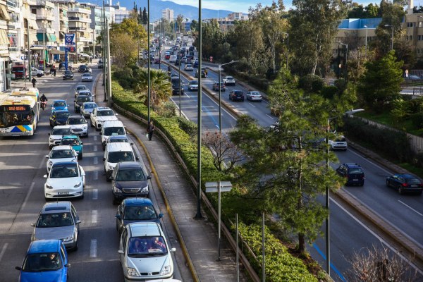 Στο κόκκινο η Αλίμου-Κατεχάκη λόγω τροχαίου – Πού αλλού υπάρχουν προβλήματα
