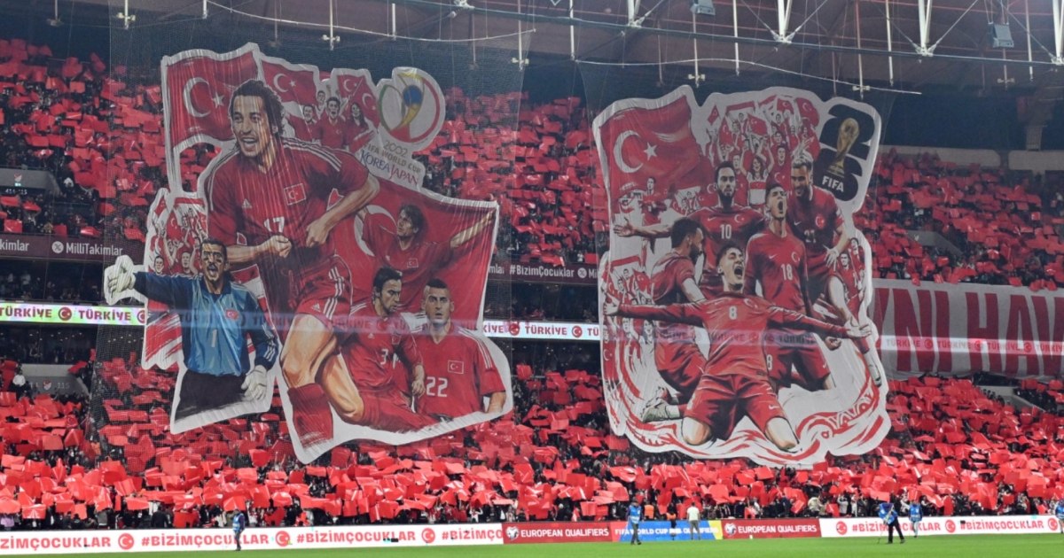Τουρκία: Οι οπαδοί ανέβασαν πανό κόντρα στη Ρουμανία χωρίς τον κορυφαίο παίκτη της ιστορίας της χώρας